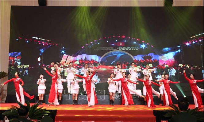 Trong ảnh: Chương trình văn nghệ chào mừng do Đoàn văn công Quân khu 7 biểu diễn tại buổi lễ. Ảnh: Xuân Khu-TTXVN