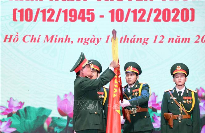 Trong ảnh: Thừa ủy quyền của Thủ tướng Chính phủ, Thượng tướng Trần Đơn, Thứ trưởng Bộ Quốc phòng  trao tặng Huân chương Bảo vệ Tổ quốc hạng Nhất cho lực lượng vũ trang Quân khu 7. Ảnh: Xuân Khu-TTXVN