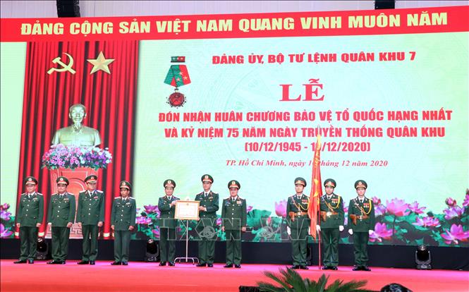 Trong ảnh: Thừa ủy quyền của Thủ tướng Chính phủ, Thượng tướng Trần Đơn, Thứ trưởng Bộ Quốc phòng trao tặng Huân chương Bảo vệ Tổ quốc hạng Nhất cho lực lượng vũ trang Quân khu 7. Ảnh: Xuân Khu-TTXVN
