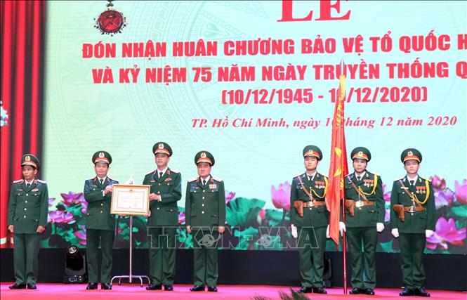 Trong ảnh: Thừa ủy quyền của Thủ tướng Chính phủ, Thượng tướng Trần Đơn, Thứ trưởng Bộ Quốc phòng (giữa) trao tặng Huân chương Bảo vệ Tổ quốc hạng Nhất cho lực lượng vũ trang Quân khu 7. Ảnh: Xuân Khu-TTXVN