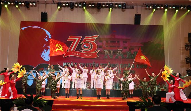 Trong ảnh: Chương trình văn nghệ chào mừng do Đoàn văn công Quân khu 7 biểu diễn tại buổi lễ. Ảnh: Xuân Khu-TTXVN
