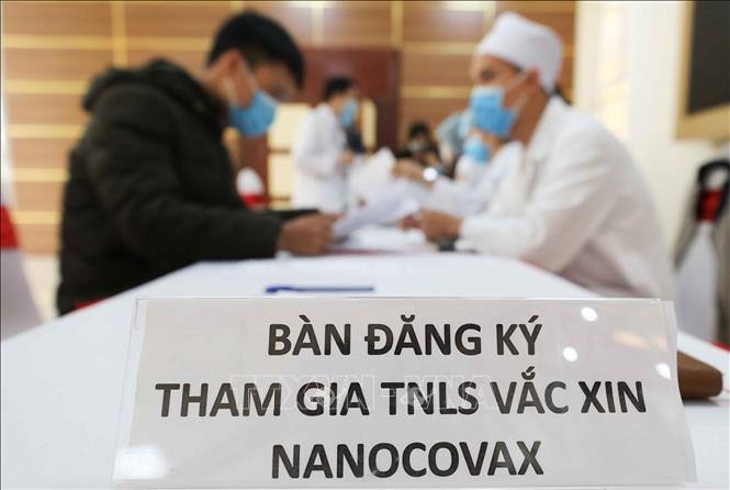 Trong ảnh: Thông báo thu tuyển người tình nguyện tham gia nghiên cứu, ngày 17/12 sẽ tiêm mũi vaccine đầu tiên cho người tình nguyện tham gia nghiên cứu giai đoạn 1. Ảnh: Thanh Tùng - TTXVN 