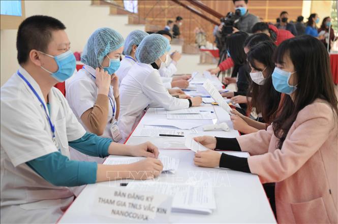 Trong ảnh: Thông báo thu tuyển người tình nguyện tham gia nghiên cứu, ngày 17/12 sẽ tiêm mũi vaccine đầu tiên cho người tình nguyện tham gia nghiên cứu giai đoạn 1. Ảnh: Thanh Tùng - TTXVN 