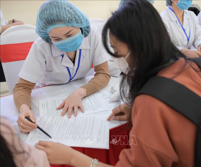 Trong ảnh: Thông báo thu tuyển người tình nguyện tham gia nghiên cứu, ngày 17/12 sẽ tiêm mũi vaccine đầu tiên cho người tình nguyện tham gia nghiên cứu giai đoạn 1. Ảnh: Thanh Tùng - TTXVN 
