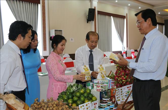 Các đại biểu tham quan các sản phẩm đặc trưng trên địa bàn tỉnh Đồng Tháp. Ảnh: Chương Đài - TTXVN