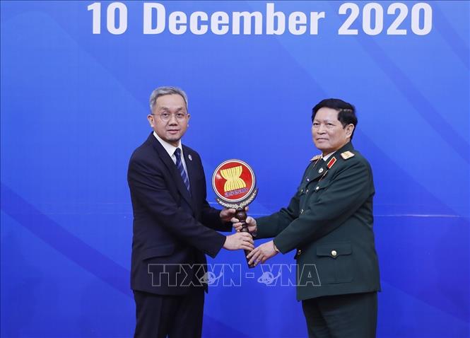 Photo: Defence Minister General Ngo Xuan Lich (R) hands over ADMM, ADMM+ symbols to Brunei Ambassador to Vietnam Dato Paduka Haji Mahadi bin Wasli. VNA Photo: Dương Giang