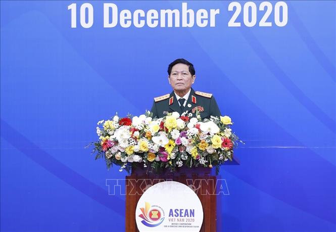 Photo: Defence Minister General Ngo Xuan Lich speaks at the hand-over ceremony. VNA Photo: Dương Giang