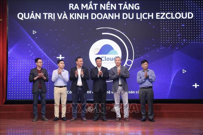 Trong ảnh: Đại biểu thực hiện nghi thức ra mắt Nền tảng Quản trị và Kinh doanh du lịch ezCloud. Ảnh: Minh Quyết - TTXVN