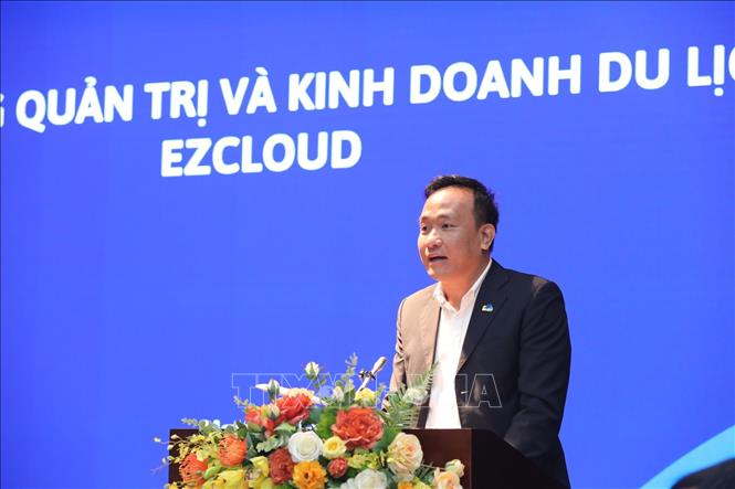 Trong ảnh: Ông Nguyễn Hoàng Dương, Giám đốc điều hành Công ty TNHH công nghệ ezCloud toàn cầu trình bày về nền tảng mới được ra mắt. Ảnh: Minh Quyết - TTXVN