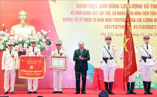 Thủ tướng Nguyễn Xuân Phúc trao danh hiệu Anh hùng lực lượng vũ nhân dân cho Cục An ninh điều tra, Bộ Công an. Ảnh: Thống Nhất – TTXVN
