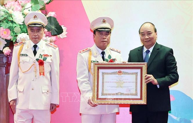 Thủ tướng Nguyễn Xuân Phúc trao danh hiệu Anh hùng lực lượng vũ nhân dân cho Cục An ninh điều tra, Bộ Công an. Ảnh: Thống Nhất – TTXVN