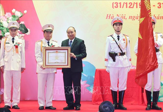 Thủ tướng Nguyễn Xuân Phúc trao danh hiệu Anh hùng lực lượng vũ nhân dân cho Cục An ninh điều tra, Bộ Công an. Ảnh: Thống Nhất – TTXVN