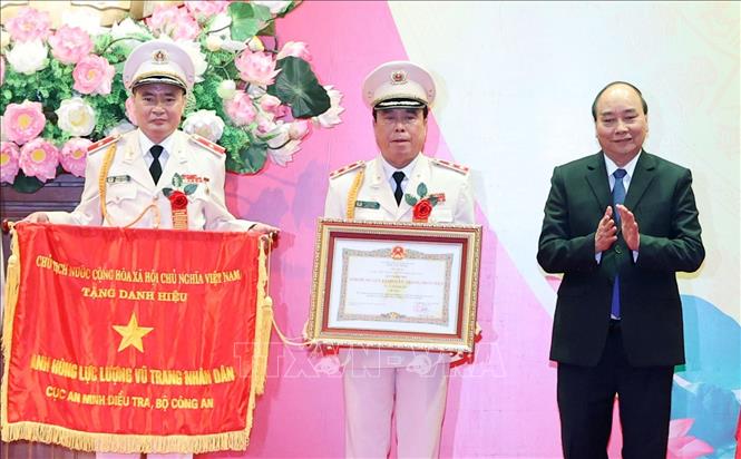 Thủ tướng Nguyễn Xuân Phúc trao danh hiệu Anh hùng lực lượng vũ nhân dân cho Cục An ninh điều tra, Bộ Công an. Ảnh: Thống Nhất – TTXVN
