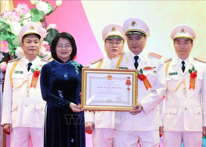 Phó Chủ tịch nước Đặng Thị Ngọc Thịnh, Phó Chủ tịch thứ nhất Hội đồng Thi đua – Khen thưởng Trung ương trao tặng Huân chương Chiến công hạng Nhất cho Thiếu tướng Trần Thanh, Phó Cục trưởng Cục An ninh điều tra, Bộ Công an. Ảnh: Thống Nhất – TTXVN