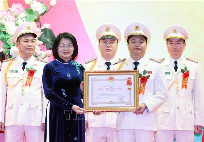 Phó Chủ tịch nước Đặng Thị Ngọc Thịnh, Phó Chủ tịch thứ nhất Hội đồng Thi đua – Khen thưởng Trung ương trao tặng Huân chương Chiến công hạng Nhì cho Thượng tá Hoàng Văn Hà, Phó Cục trưởng Cục An ninh điều tra, Bộ Công an. Ảnh: Thống Nhất – TTXVN