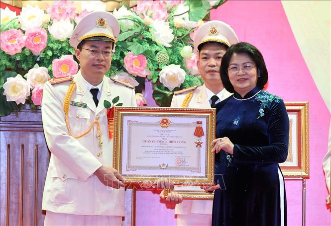 Phó Chủ tịch nước Đặng Thị Ngọc Thịnh, Phó Chủ tịch thứ nhất Hội đồng Thi đua – Khen thưởng Trung ương trao tặng Huân chương Chiến công hạng Ba cho Phòng điều tra các tội phạm xâm phạm an ninh quốc gia, Cục An ninh điều tra, Bộ Công an. Ảnh: Thống Nhất – TTXVN