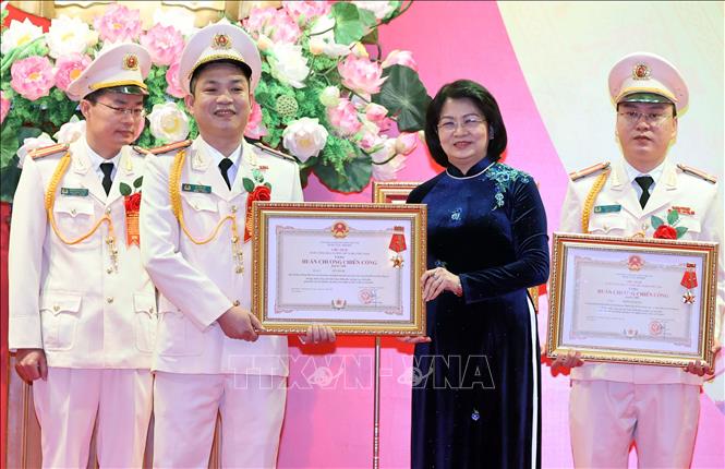 Phó Chủ tịch nước Đặng Thị Ngọc Thịnh, Phó Chủ tịch thứ nhất Hội đồng Thi đua – Khen thưởng Trung ương trao tặng Huân chương Chiến công hạng Nhì cho Thiếu tá Lê Văn Tứ, Đội trưởng Phòng điều tra các tội phạm xâm phạm an ninh quốc gia, Cục An ninh điều tra, Bộ Công an. Ảnh: Thống Nhất – TTXVN
