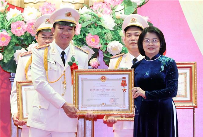 Phó Chủ tịch nước Đặng Thị Ngọc Thịnh, Phó Chủ tịch thứ nhất Hội đồng Thi đua – Khen thưởng Trung ương trao tặng Huân chương Chiến công hạng Ba cho Phòng điều tra tổng hợp tại Thành phố Hồ Chí Minh, Cục An ninh điều tra, Bộ Công an. Ảnh: Thống Nhất – TTXVN