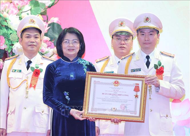 Phó Chủ tịch nước Đặng Thị Ngọc Thịnh, Phó Chủ tịch thứ nhất Hội đồng Thi đua – Khen thưởng Trung ương trao tặng Huân chương Chiến công hạng Nhất cho Thượng tá Nguyễn Tuấn Hưng, Phó Cục trưởng Cục An ninh điều tra, Bộ Công an. Ảnh: Thống Nhất – TTXVN