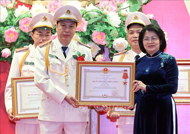 Phó Chủ tịch nước Đặng Thị Ngọc Thịnh, Phó Chủ tịch thứ nhất Hội đồng Thi đua – Khen thưởng Trung ương trao tặng Huân chương Chiến công hạng Ba cho Trại tam giam B14, Cục An ninh điều tra, Bộ Công an. Ảnh: Thống Nhất – 