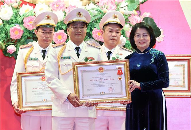 Phó Chủ tịch nước Đặng Thị Ngọc Thịnh, Phó Chủ tịch thứ nhất  Hội đồng Thi đua – Khen thưởng Trung ương trao tặng Huân chương Chiến công Hạng Nhì cho Thượng tá Lê Mạnh Tiến, Phó Trưởng phòng điều tra tổng hợp tại Thành phố Hồ Chí Minh, Cục An ninh điều tra, Bộ Công an. Ảnh: Thống Nhất – TTXVN
