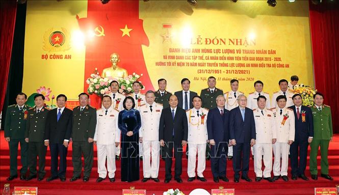 Thủ tướng Nguyễn Xuân Phúc, Chủ tịch Hội đồng Thi đua – Khen thưởng Trung ương, đồng chí Trần Quốc Vượng, Uỷ viên Bộ Chính trị, Phó Chủ tịch nước Đặng Thị Ngọc Thịnh  và các đại biểu. Ảnh: Thống Nhất – TTXVN