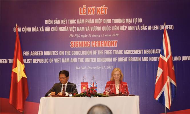 Hiệp định Thương mại Tự do Việt Nam – Vương quốc Anh (updated): Cập nhật mới nhất của hiệp định thương mại tự do giữa Việt Nam và Vương quốc Anh ghi nhận sự tiến bộ về hợp tác thuần túy kinh tế. Cả hai quốc gia đã ký cam kết củng cố quan hệ chặt chẽ với nhau và đầu tư vào các lĩnh vực tiềm năng, đặc biệt là về công nghệ và khoa học. Các doanh nghiệp của hai bên có thể cùng hợp tác trong một môi trường kinh doanh thuận lợi và công bằng.