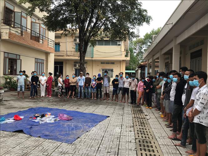 Các đối tượng đánh bạc bị Công an huyện Châu Thành, tỉnh Tây Ninh tạm giữ. Ảnh: Lê Đức Hoảnh - TTXVN