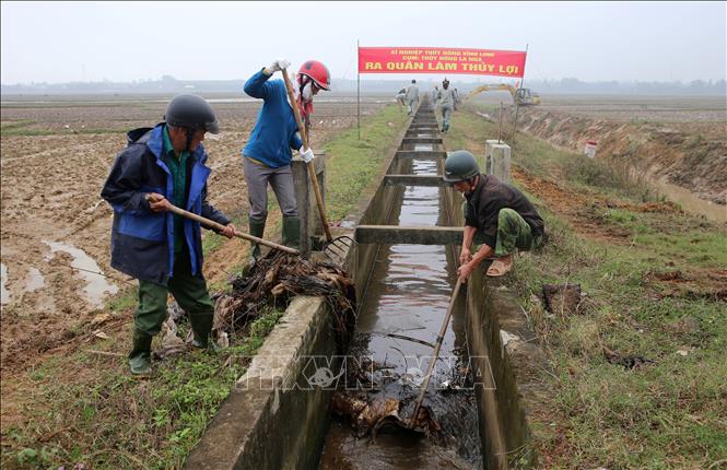 Trong ảnh: Nông dân xã Vĩnh Sơn, huyện Vĩnh Linh ra quân làm thủy lợi. Ảnh: Hồ Cầu-TTXVN