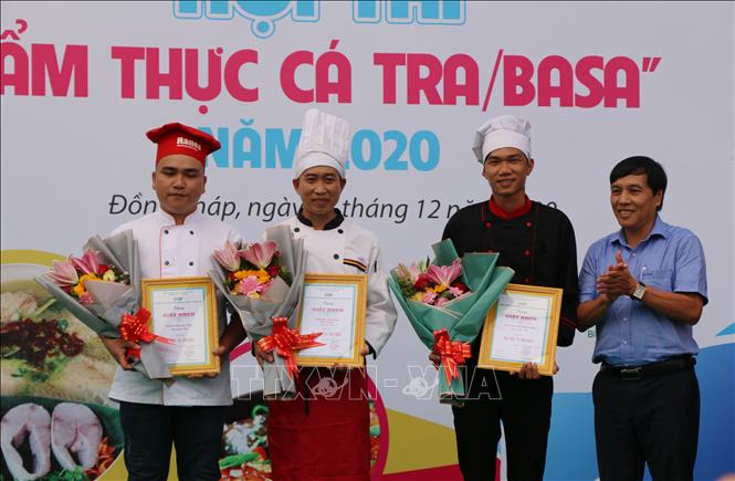 Trong ảnh: Ban tổ chức trao giải cho các đội thi xuất sắc. Ảnh: Chương Đài - TTXVN