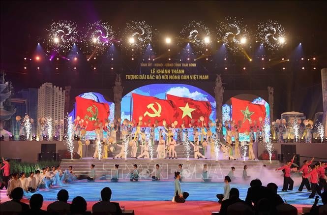Trong ảnh: Chương trình biểu diễn văn nghệ tại buổi lễ. Ảnh: Thống Nhất – TTXVN

