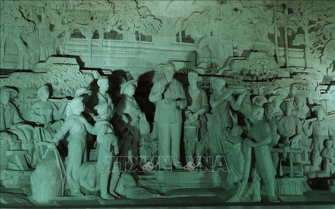 Trong ảnh: Phần trung tâm của Tượng đài “Bác Hồ với nông dân Việt Nam” với hình ảnh xung quanh Bác là các cụ già, phụ nữ, thanh niên, trẻ em... hướng về Bác, thể hiện sự kính yêu vô bờ bến. Ảnh: Thống Nhất – TTXVN
