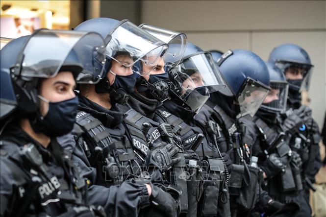 Trong ảnh: Cảnh sát Đức tăng cường an ninh tại Frankfurt, ngày 11/12/2020. Ảnh: AFP/TTXVN