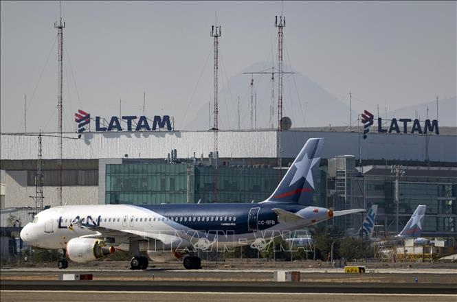 Trong ảnh: Máy bay của Hãng hàng không LATAM tại sân bay quốc tế ở Santiago, Chile. Ảnh: AFP/TTXVN