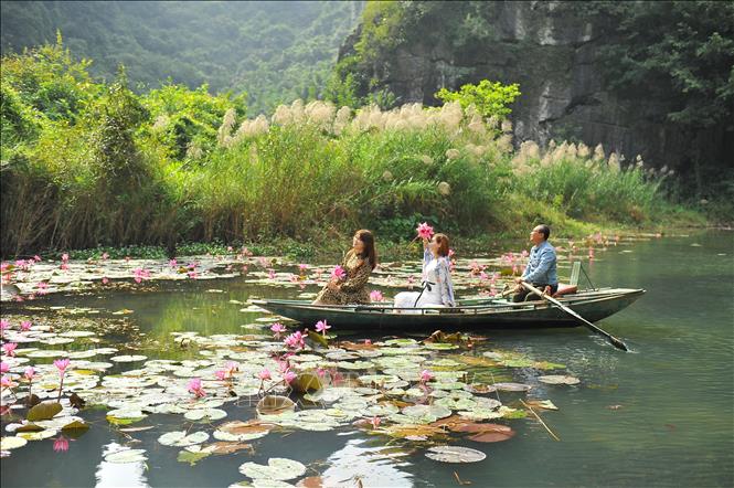 Trong ảnh: Du khách đi thuyền vào thung Nắng. Ảnh: Minh Đức - TTXVN