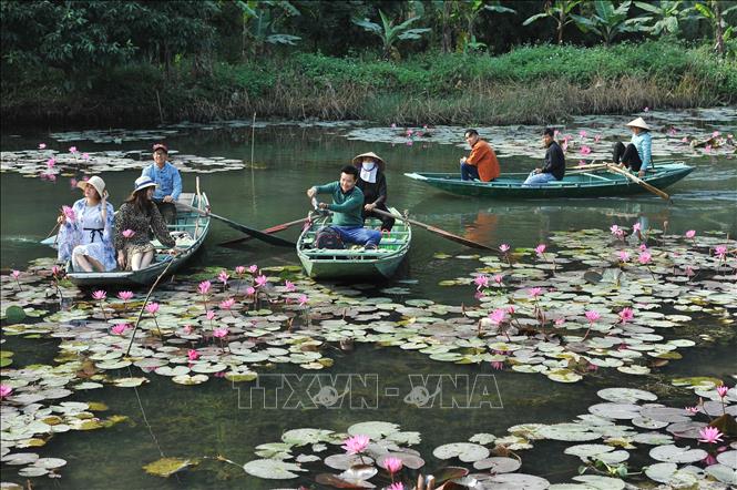 Trong ảnh: Du khách đi thuyền vào Thung Nắng. Ảnh: Minh Đức - TTXVN