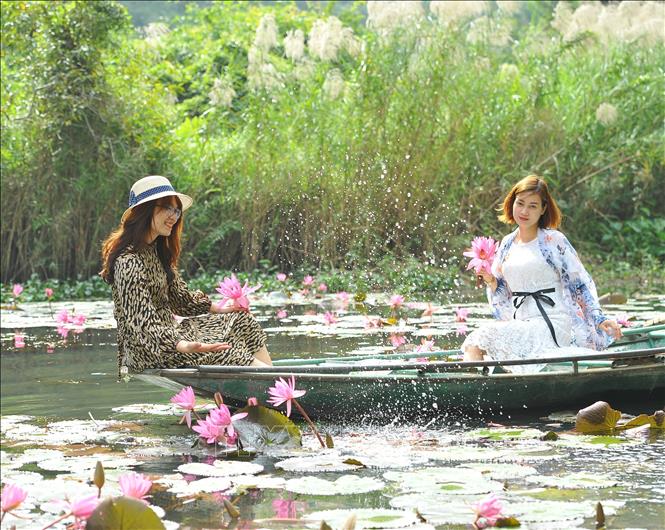 Trong ảnh: Du khách đi thuyền vào Thung Nắng. Ảnh: Minh Đức - TTXVN