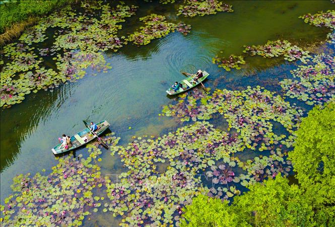Trong ảnh: Du khách đi thuyền vào Thung Nắng. Ảnh: Minh Đức - TTXVN