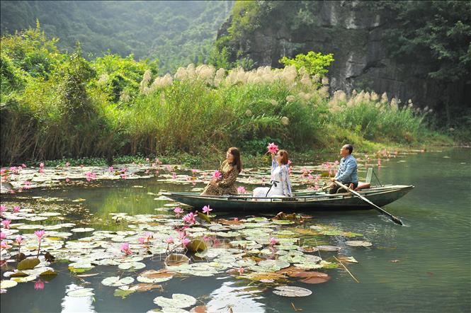 Photo: To get to Thung Nang, you’ll travel for 1 km from Tam Coc on the way to Bich Dong Pagoda. The rowing boat trip at Thung Nang is about 2hours 15 minutes. VNA Photo: Minh Đức