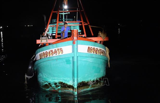 Trong ảnh: Tàu KG 92134 TS sang mạn dầu DO trái phép bị áp giải tạm giữ để điều tra, xử lý theo quy định của pháp luật. Ảnh - TTXVN phát