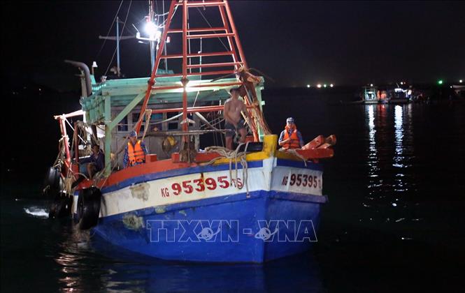 Trong ảnh: Tàu KG 95395 TS sang mạn dầu DO trái phép bị áp giải tạm giữ để điều tra, xử lý theo quy định của pháp luật. Ảnh - TTXVN phát