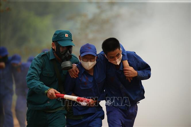Trong ảnh: Lực lượng dân quân khẩn trương đưa người bị nạn ra khỏi khu vực nguy hiểm. Ảnh: Dương Giang - TTXVN