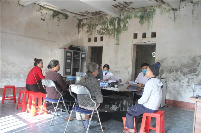 Trạm Y tế xã Hồi Ninh, huyện Kim Sơn được xây dựng từ năm 1984 hiện xuống cấp nghiêm trọng khi nhiều mảng tường bong tróc, ố mốc, rêu xanh. Ảnh: Thùy Dung - TTXVN