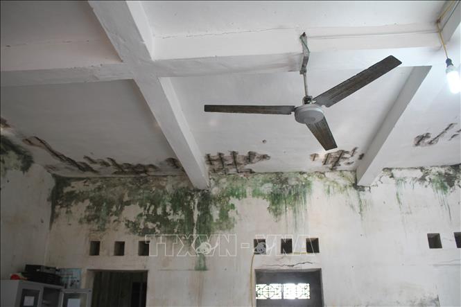 Trạm Y tế xã Hồi Ninh, huyện Kim Sơn, tỉnh Ninh Bình được xây dựng từ năm 1984 hiện xuống cấp nghiêm trọng khi nhiều mảng tường bong tróc, ố mốc, rêu xanh. Ảnh: Thùy Dung - TTXVN