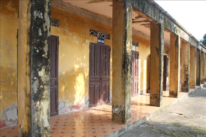 Trạm Y tế xã Hồi Ninh, huyện Kim Sơn được xây dựng từ năm 1984 hiện xuống cấp nghiêm trọng khi nhiều mảng tường bong tróc, ố mốc, rêu xanh. Ảnh: Thùy Dung - TTXVN