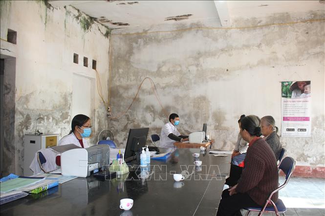 Trạm Y tế xã Hồi Ninh, huyện Kim Sơn, tỉnh Ninh Bình được xây dựng từ năm 1984 hiện xuống cấp nghiêm trọng khi nhiều mảng tường bong tróc, ố mốc, rêu xanh. Ảnh: Thùy Dung - TTXVN