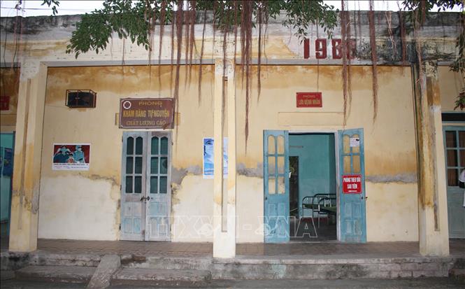 Trạm Y tế xã Kim Mỹ, huyện Kim Sơn, tỉnh Ninh Bình được xây dựng từ năm 1986 hiện xuống cấp nghiêm trọng không đảm bảo công tác khám chữa bệnh. Ảnh: Thùy Dung - TTXVN
