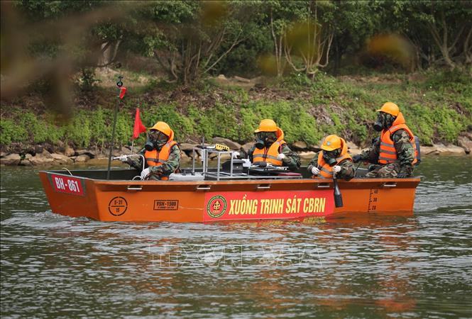 Trong ảnh: Lực lượng ứng phó trinh sát lấy mẫu đánh giá khu vực ôi nhiễm xung quanh khu vực xảy ra sự cố. Ảnh: Dương Giang - TTXVN