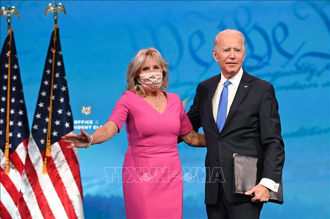 Trong ảnh: Tổng thống đắc cử Mỹ Joe Biden (phải) cùng phu nhân sau khi kết quả bầu cử Tổng thống và Phó Tổng thống Mỹ do các đại cử tri bỏ phiếu được công bố, tại Wilmington, Delaware ngày 14/12/2020. Ảnh: AFP/TTXVN