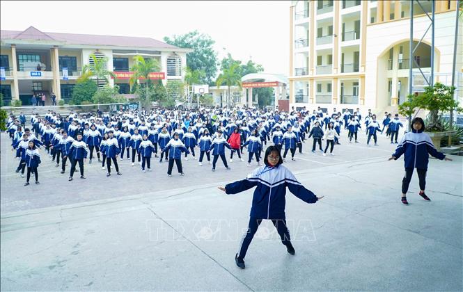Trong ảnh: Tiết thể dục giữa giờ của học sinh Trường THPT Chuyên Lê Quý Đôn. Ảnh: Xuân Tư – TTXVN